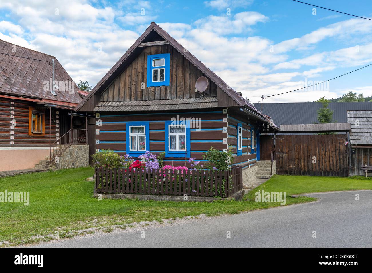 Alte Holzhäuser im Dorf Osturna, Spiska magura Region, Slowakei Stockfoto