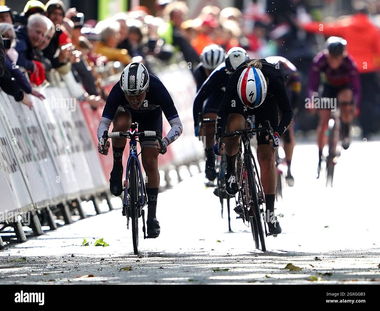 Amy Pieters vom Team SD Worx (rechts) auf dem Weg zur zweiten Etappe der AJ Bell Women's Tour mit Clara Copponi vom Team FDJ Nouvelle-Aquitaine Futuroscope als zweite in Walsall, Großbritannien. Bilddatum: Dienstag, 5. Oktober 2021. Stockfoto