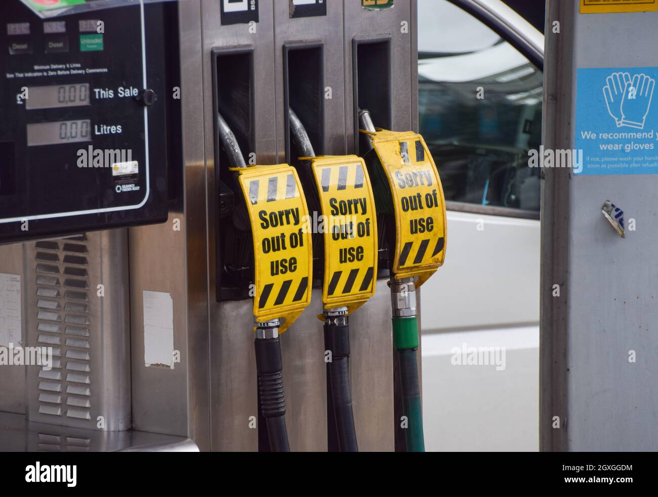 London, Großbritannien. Oktober 2021. Schilder „Sorry, out of use“ decken die Zapfsäulen an einer Texaco-Station im Zentrum von London ab. An vielen Tankstellen ist aufgrund des Mangels an Lkw-Fahrern im Zusammenhang mit dem Brexit und des panischen Kaufs Benzin ausgelaufen. Kredit: Vuk Valcic / Alamy Live Nachrichten Stockfoto