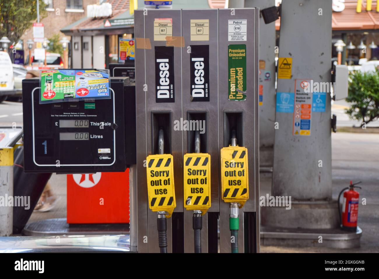 London, Großbritannien. Oktober 2021. Schilder „Sorry, out of use“ decken die Zapfsäulen an einer Texaco-Station im Zentrum von London ab. An vielen Tankstellen ist aufgrund des Mangels an Lkw-Fahrern im Zusammenhang mit dem Brexit und des panischen Kaufs Benzin ausgelaufen. Kredit: Vuk Valcic / Alamy Live Nachrichten Stockfoto