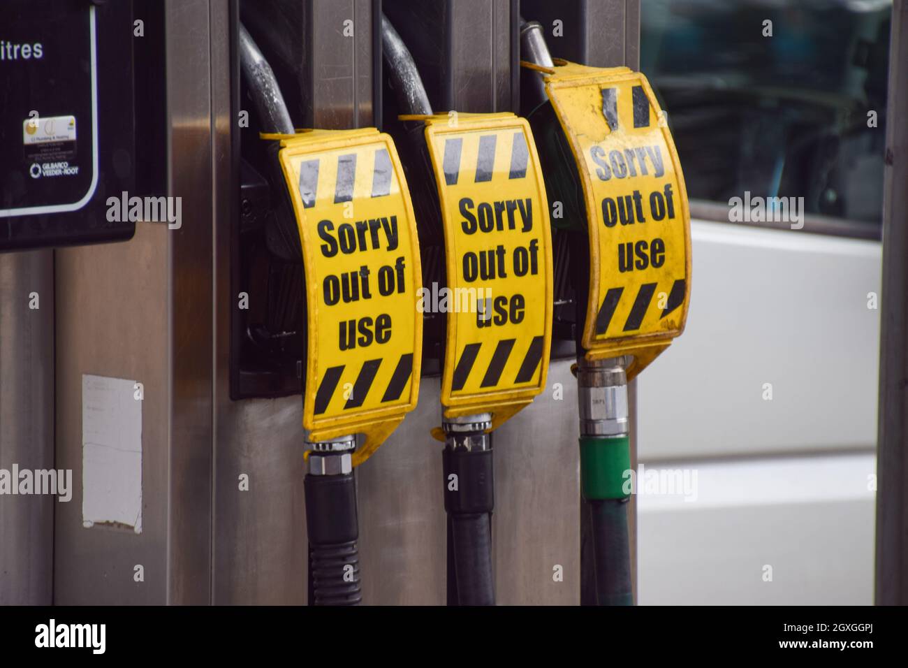 London, Großbritannien. Oktober 2021. Schilder „Sorry, out of use“ decken die Zapfsäulen an einer Texaco-Station im Zentrum von London ab. An vielen Tankstellen ist aufgrund des Mangels an Lkw-Fahrern im Zusammenhang mit dem Brexit und des panischen Kaufs Benzin ausgelaufen. Kredit: Vuk Valcic / Alamy Live Nachrichten Stockfoto