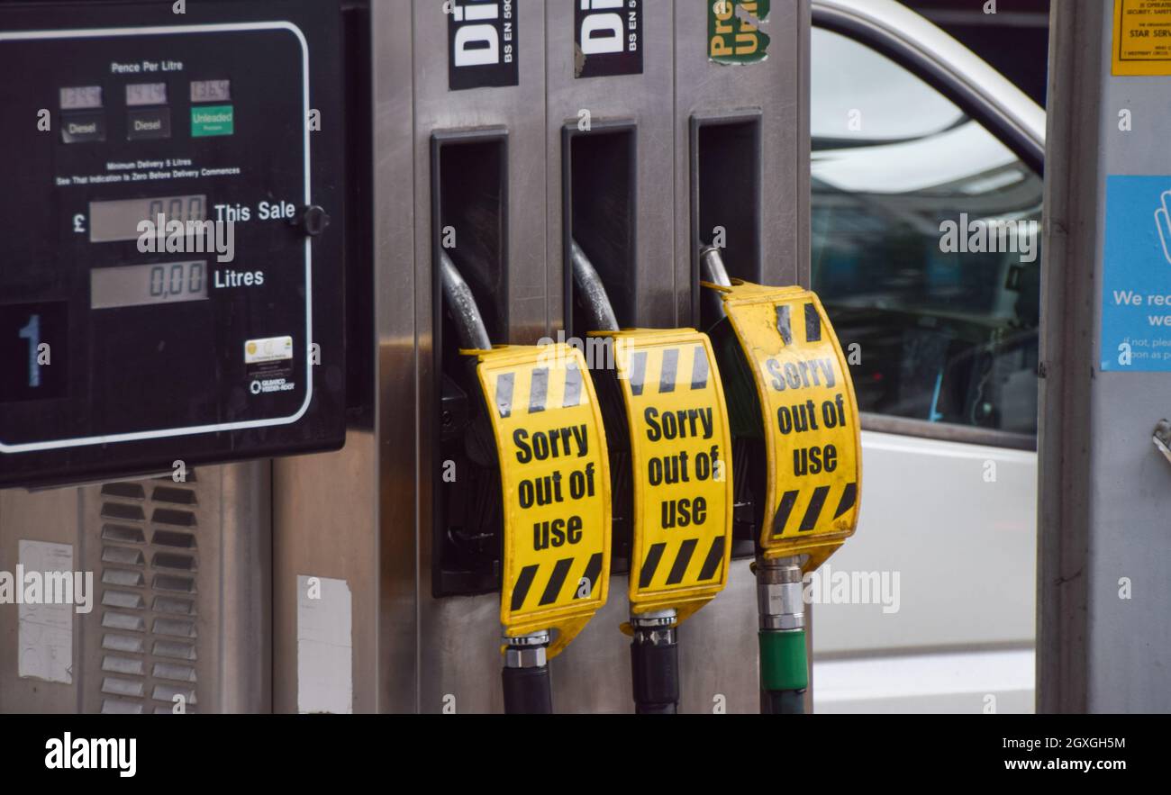 London, Großbritannien. Oktober 2021. Schilder „Sorry, out of use“ decken die Zapfsäulen an einer Texaco-Station im Zentrum von London ab. An vielen Tankstellen ist aufgrund des Mangels an Lkw-Fahrern im Zusammenhang mit dem Brexit und des panischen Kaufs Benzin ausgelaufen. Stockfoto