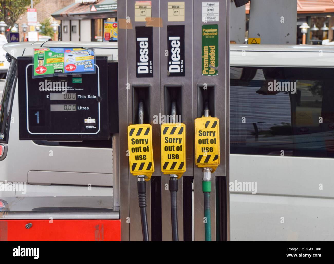 London, Großbritannien. Oktober 2021. Schilder „Sorry, out of use“ decken die Zapfsäulen an einer Texaco-Station im Zentrum von London ab. An vielen Tankstellen ist aufgrund des Mangels an Lkw-Fahrern im Zusammenhang mit dem Brexit und des panischen Kaufs Benzin ausgelaufen. Stockfoto