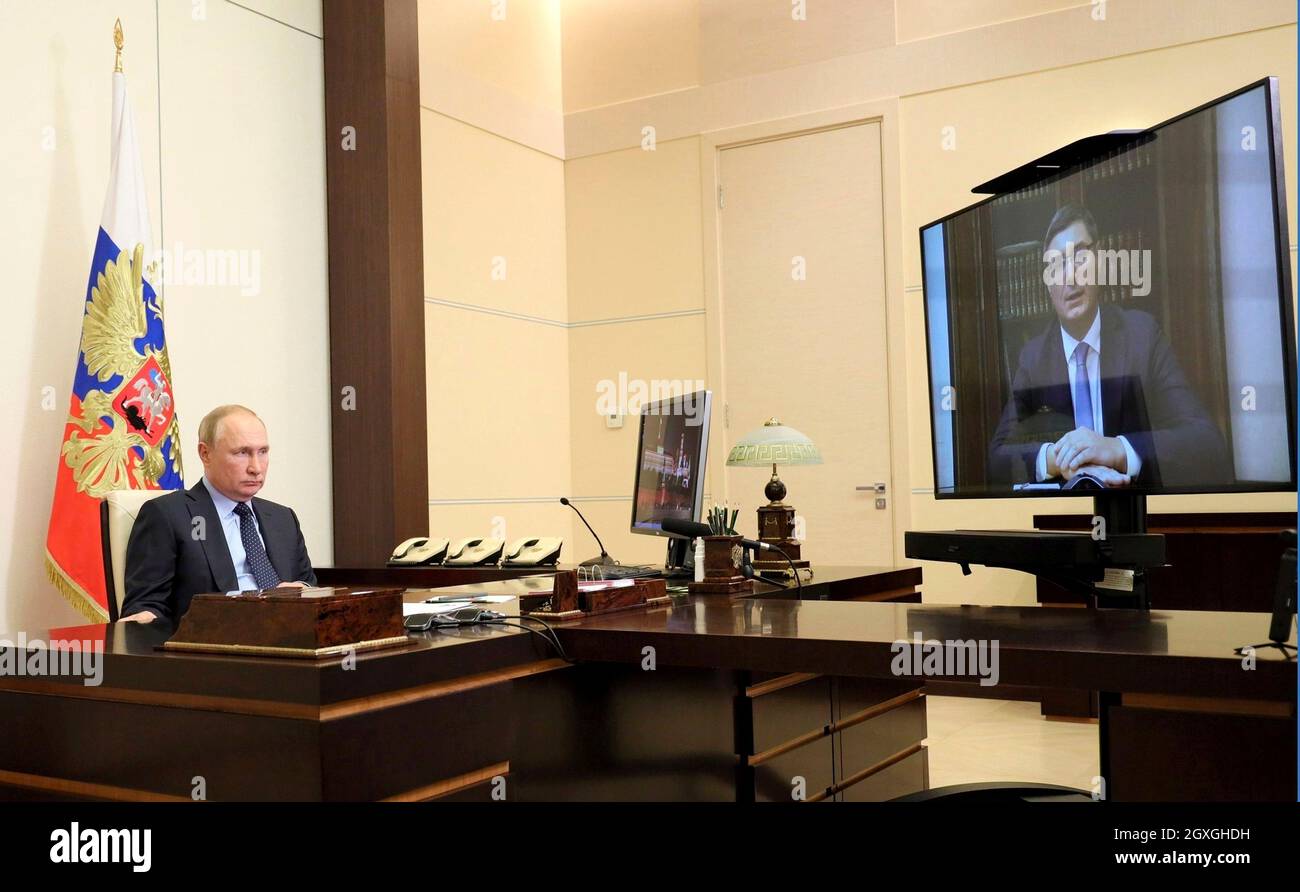 Novo-Ogaryowo, Russland. Oktober 2021. Der russische Präsident Wladimir Putin hält ein Videotreffen mit dem amtierenden Gouverneur der Region Wladimir, Alexander Avdejew, aus der Novo-Ogaryow-Residenz am 4. Oktober 2021 in der Nähe von Moskau, Russland, ab. Quelle: Evgeniy Paulin/Kremlin Pool/Alamy Live News Stockfoto