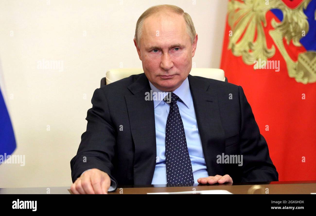 Novo-Ogaryowo, Russland. Oktober 2021. Der russische Präsident Wladimir Putin hält ein Videotreffen mit dem amtierenden Gouverneur der Region Tambow, Maxim Jegorov, aus der Novo-Ogaryov-Residenz am 4. Oktober 2021 in der Nähe von Moskau, Russland, ab. Quelle: Evgeniy Paulin/Kremlin Pool/Alamy Live News Stockfoto
