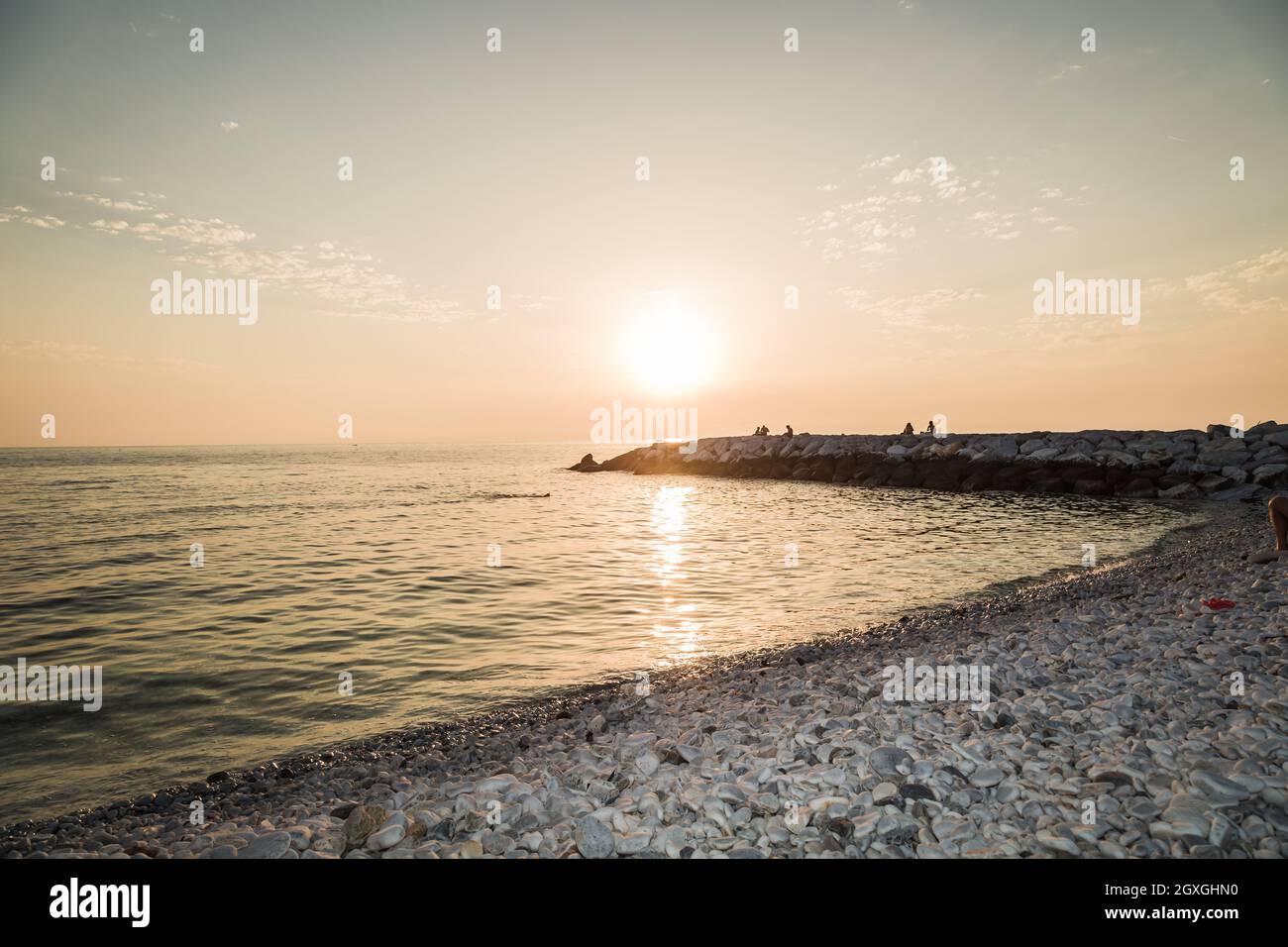 Landschaft mit Sonnenuntergang über dem Meer. Freiheitskonzept. Kopierbereich, selektiver Fokus. Stockfoto