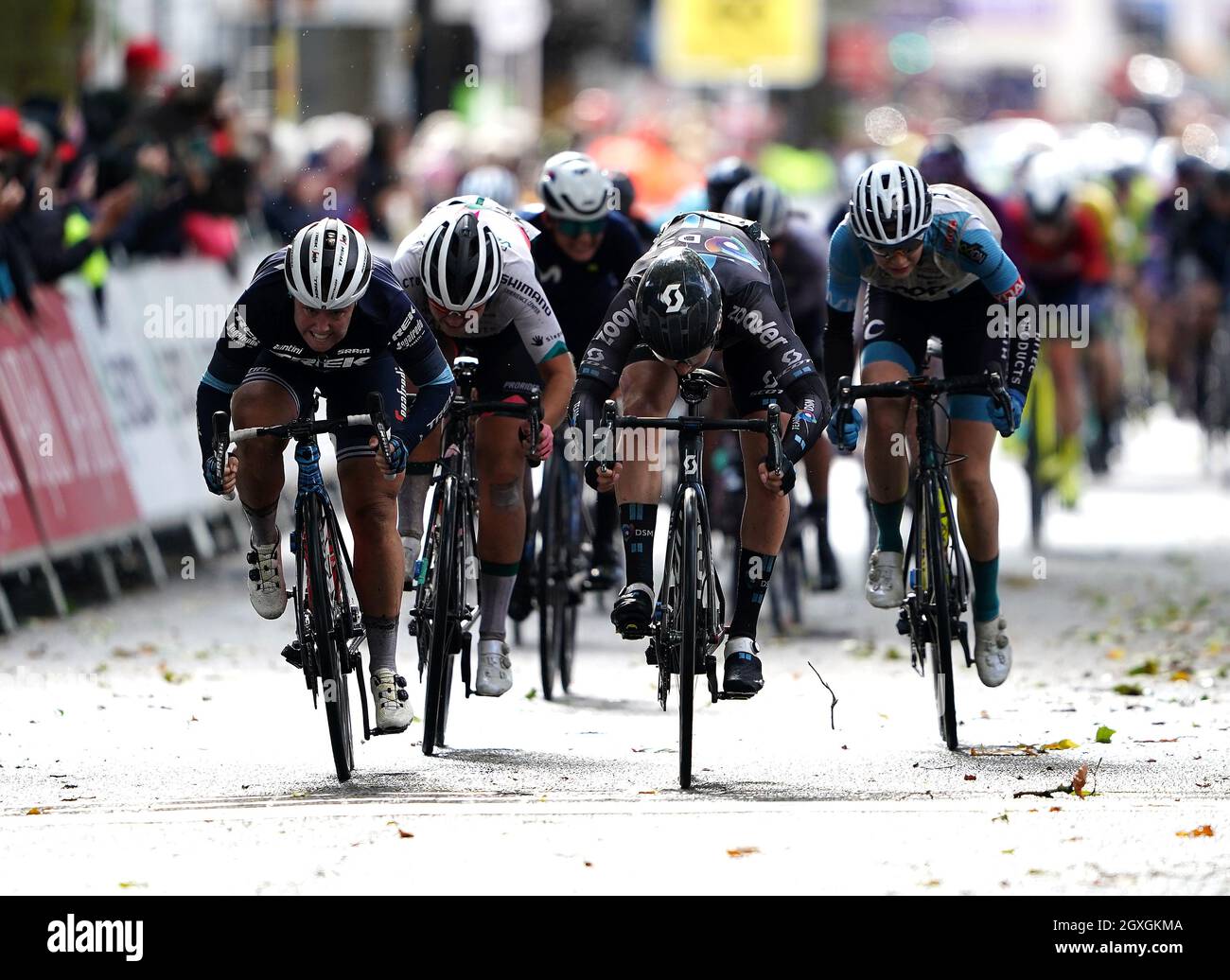 Das Hauptfeld sprintet während der zweiten Etappe der AJ Bell Women's Tour in Walsall, Großbritannien, ins Ziel. Bilddatum: Dienstag, 5. Oktober 2021. Stockfoto