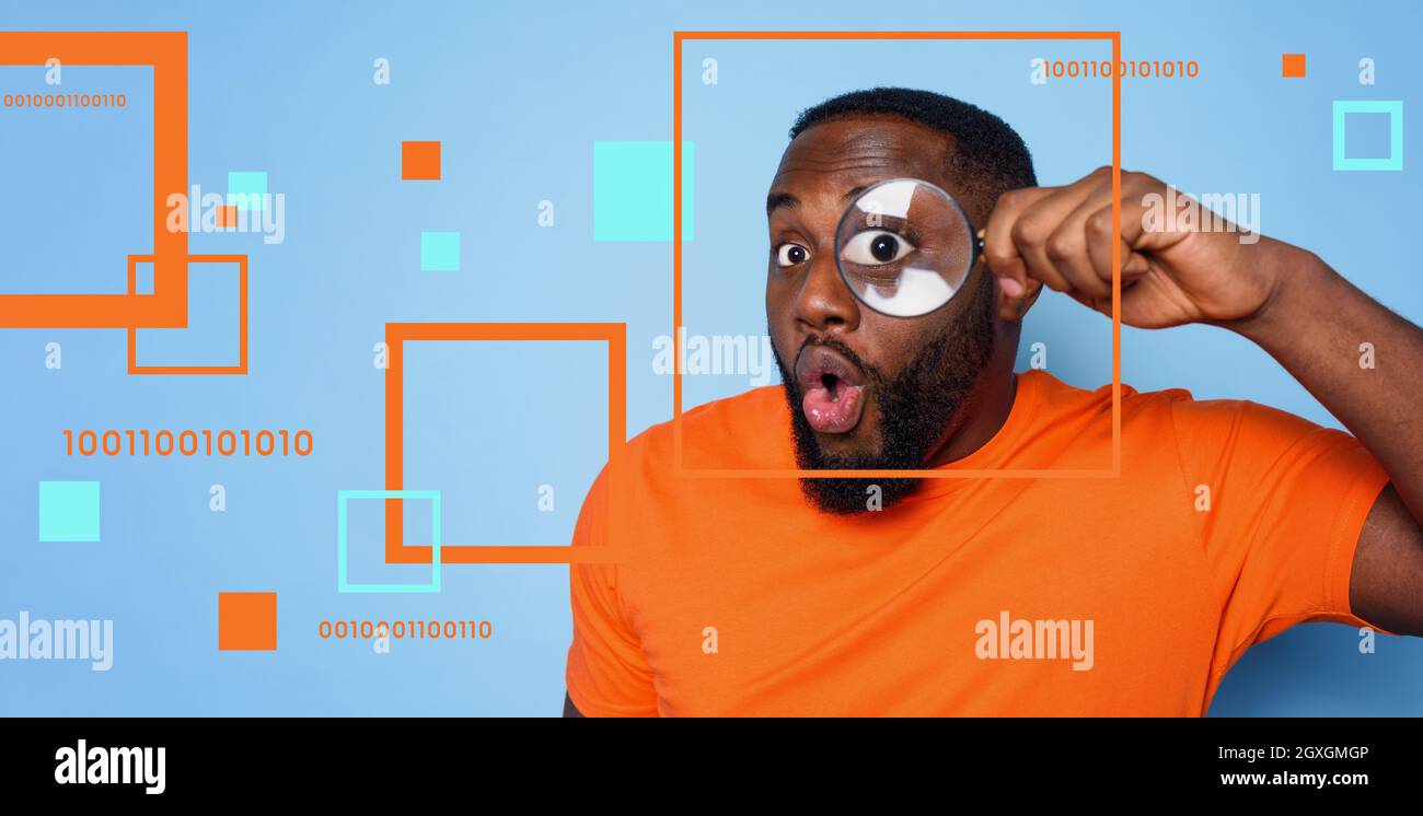 Mann sucht mit einer Lupe nach digitalen Informationen Stockfoto