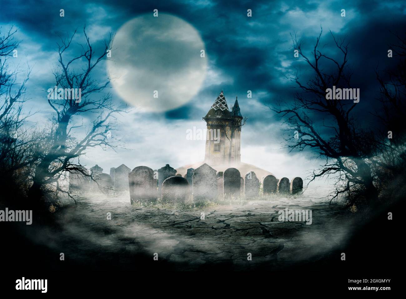 Gruselige Hintergrundkomposition der Nachtszene. Halloween Komposition Design mit gruseligen dunklen Wald, Spukhaus und Friedhof. Geheimnisvolle Horrorlandschaft Stockfoto