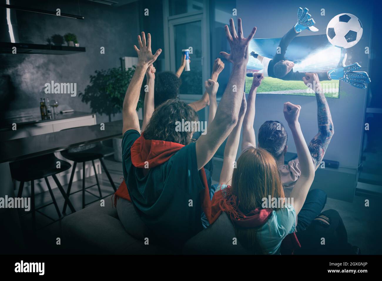 Fans, die ihre Mannschaft zu Hause schüren Stockfoto
