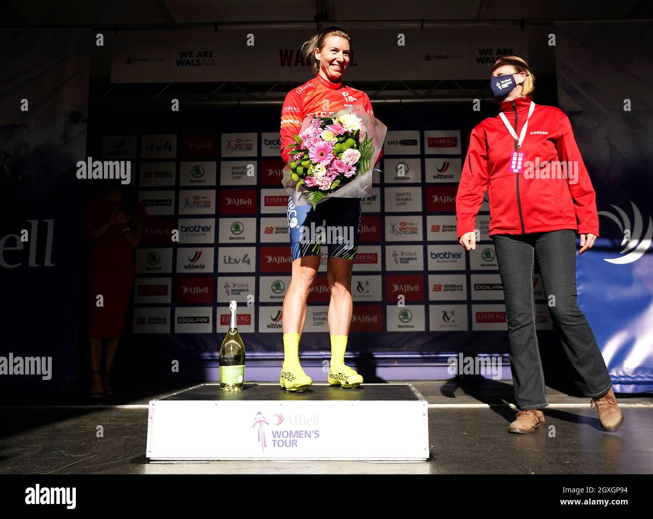 Nina Kessler vom Team TIBCO - Silicon Valley Bank feiert mit dem Eisberg Sprints Jersey nach der zweiten Etappe der AJ Bell Women's Tour in Walsall, UK. Bilddatum: Dienstag, 5. Oktober 2021. Stockfoto