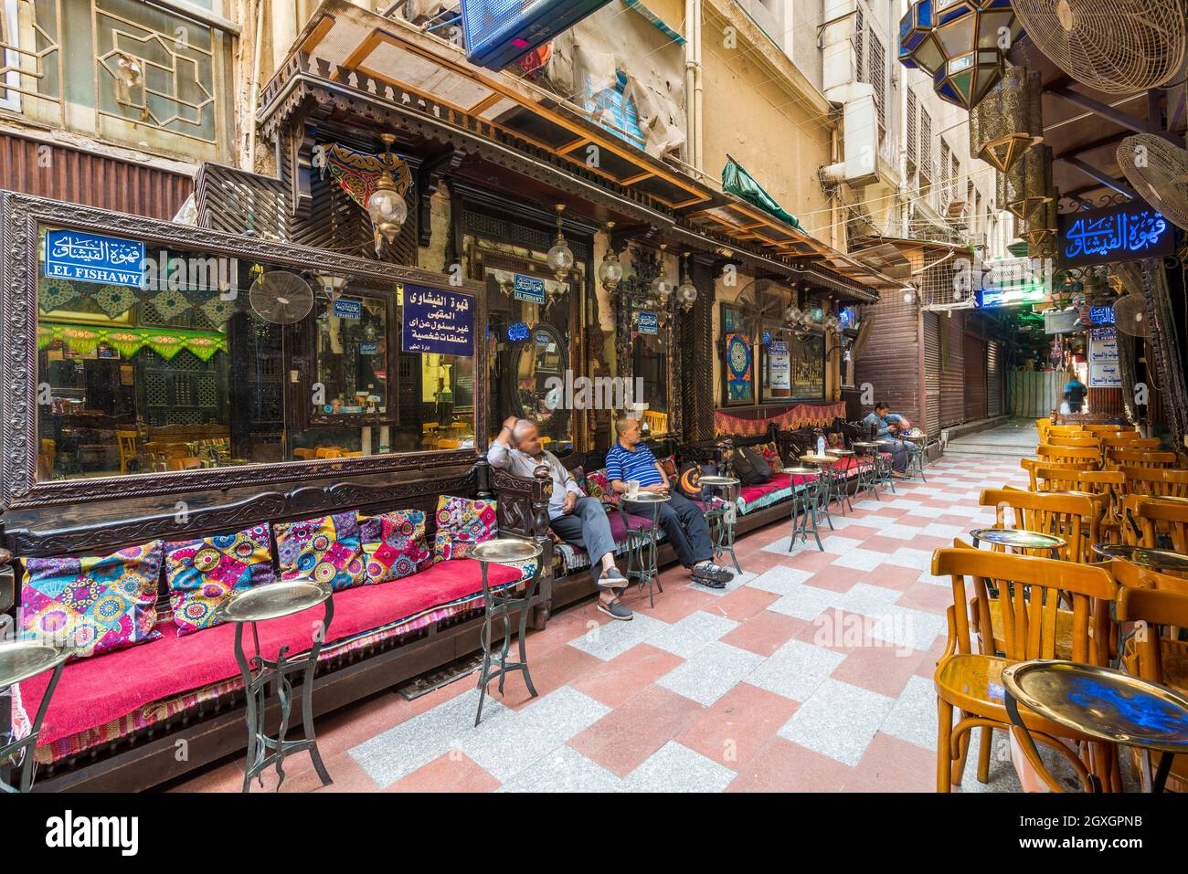 Kairo, Ägypten - September 25 2021: Altes berühmtes Kaffeehaus, El Fishawi, gelegen im historischen Mamluk Ära Khan al-Khalili berühmten Basar und Souk Stockfoto