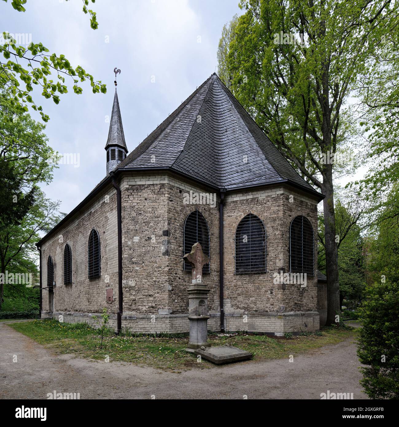 Die Kirche der Hl. Maria Magdalena und des Lazarus auf dem Kölner Friedhof Melaten aus dem Jahr 1245 Stockfoto