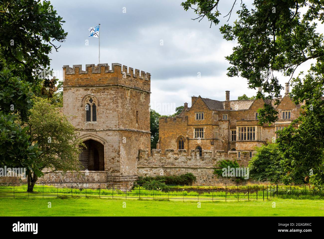 Großbritannien, England, Oxfordshire, Banbury, Broughton, Torhaus und Schloss, mittelalterliches befestigtes Herrenhaus, Heimat der Familie Feinnes Stockfoto