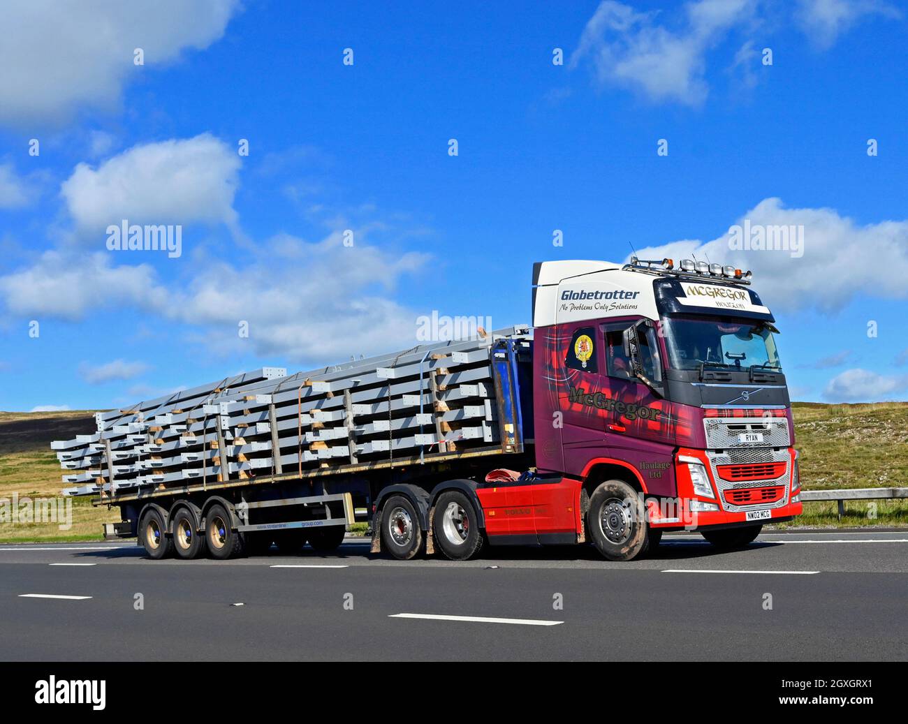LKW. McGregor Spedition Limited. Autobahn M6, Richtung Süden. Shap, Cumbria, England, Vereinigtes Königreich, Europa. Stockfoto LKW. McGregor Spedition Limited. Autobahn M6, Richtung Süden. Shap, Cumbria, England, Vereinigtes Königreich, Europa. Stockfoto
