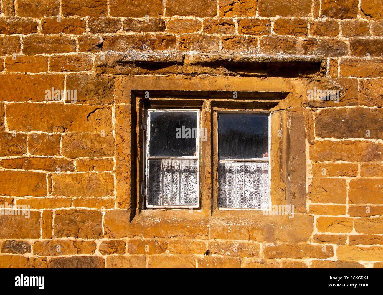 Großbritannien, England, Oxfordshire, Banbury, Hornton, Bell Street, Mullionfenster aus altem Steinhaus Stockfoto