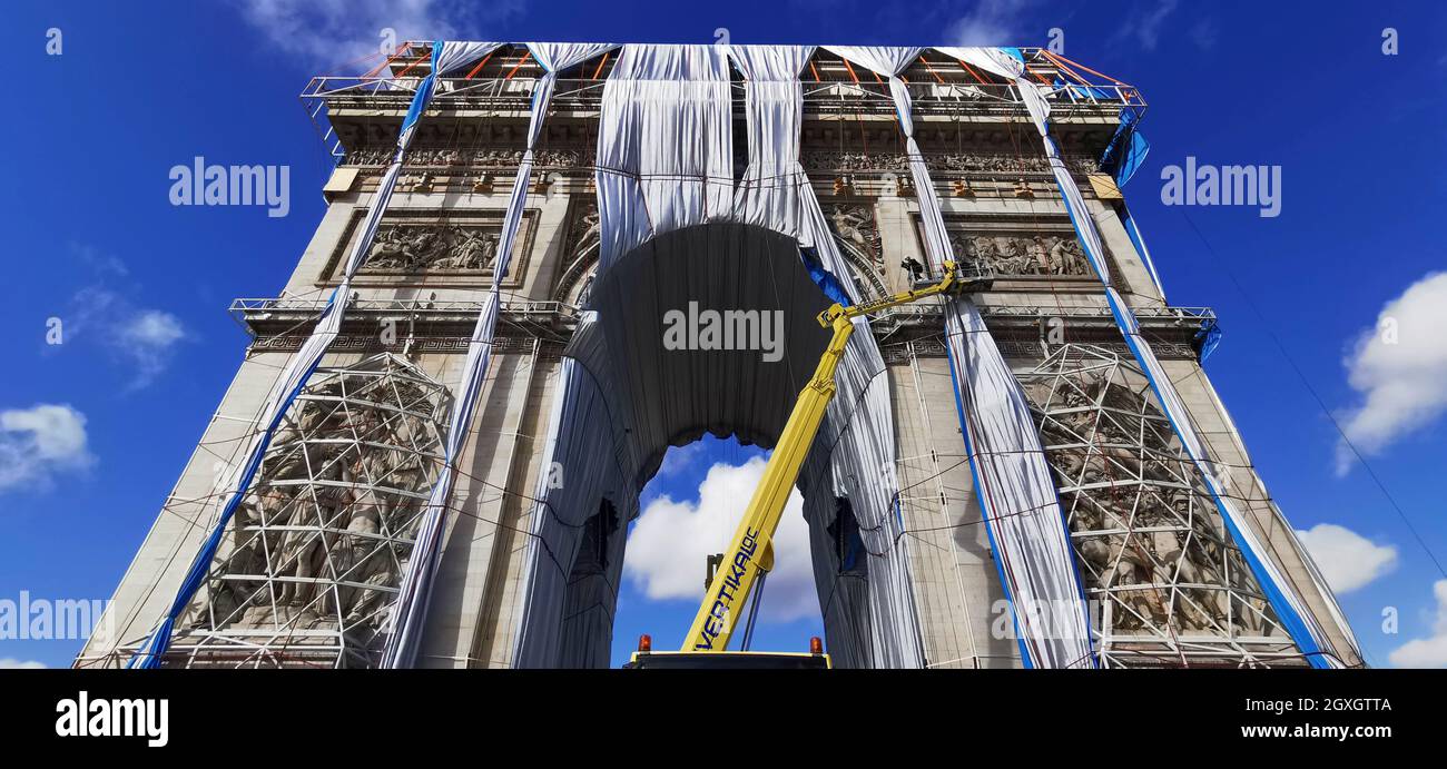 ARC DE TRIOMPHE VON CHRISTO ZERLEGT PHASE HAT BEGONNEN Stockfoto