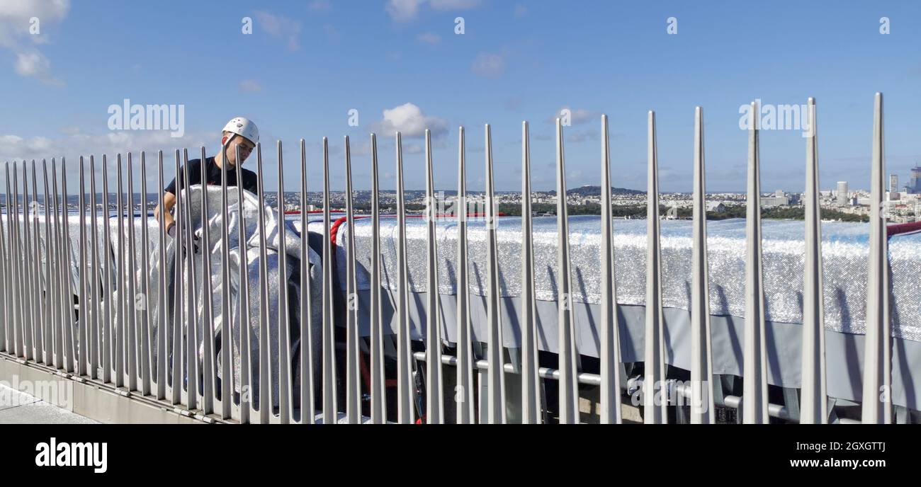 ARC DE TRIOMPHE VON CHRISTO ZERLEGT PHASE HAT BEGONNEN Stockfoto