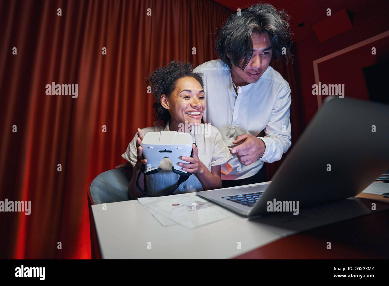 Partner, die am Arbeitsplatz an einem Laptop arbeiten Stockfoto