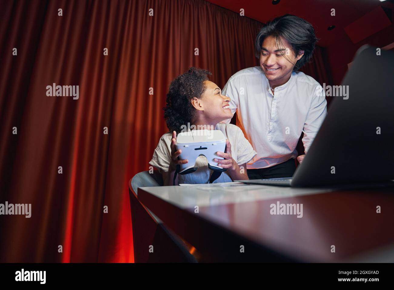 Mann und Frau entspannen sich nach einem anstrengenden Arbeitstag Stockfoto