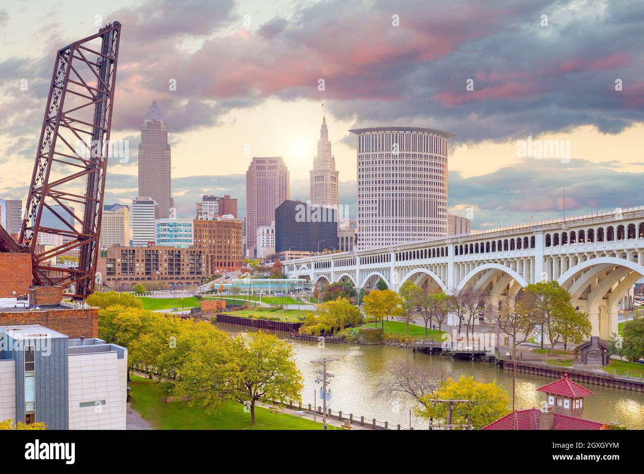 Blick auf die Skyline von Cleveland in Ohio, USA, in der Dämmerung Stockfoto