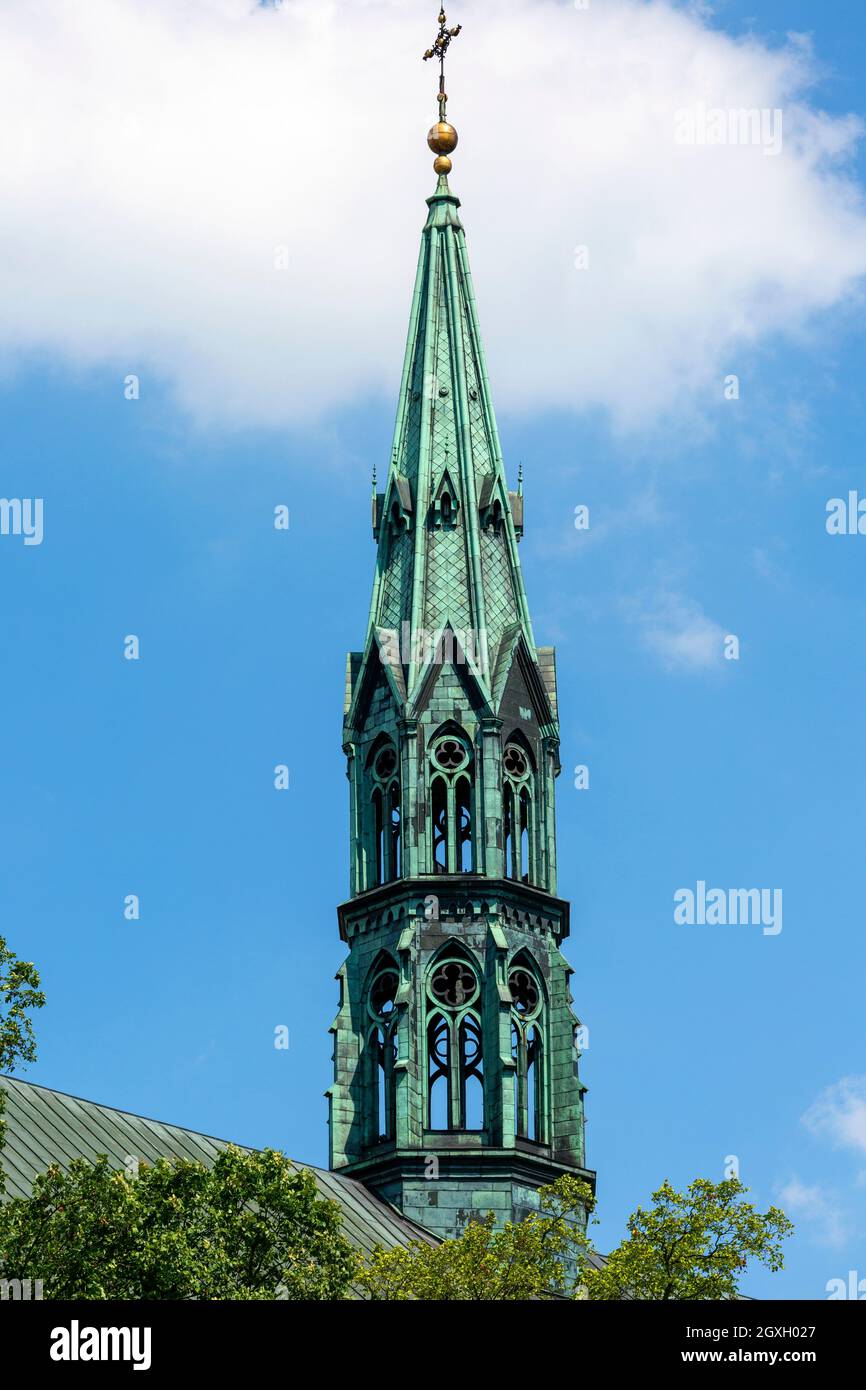 Blick auf die Sandomierz Kathedrale und den Glockenturm, Sandomierz, Polen. Es ist eine gotische Kathedrale, die 1360 erbaut wurde Stockfoto