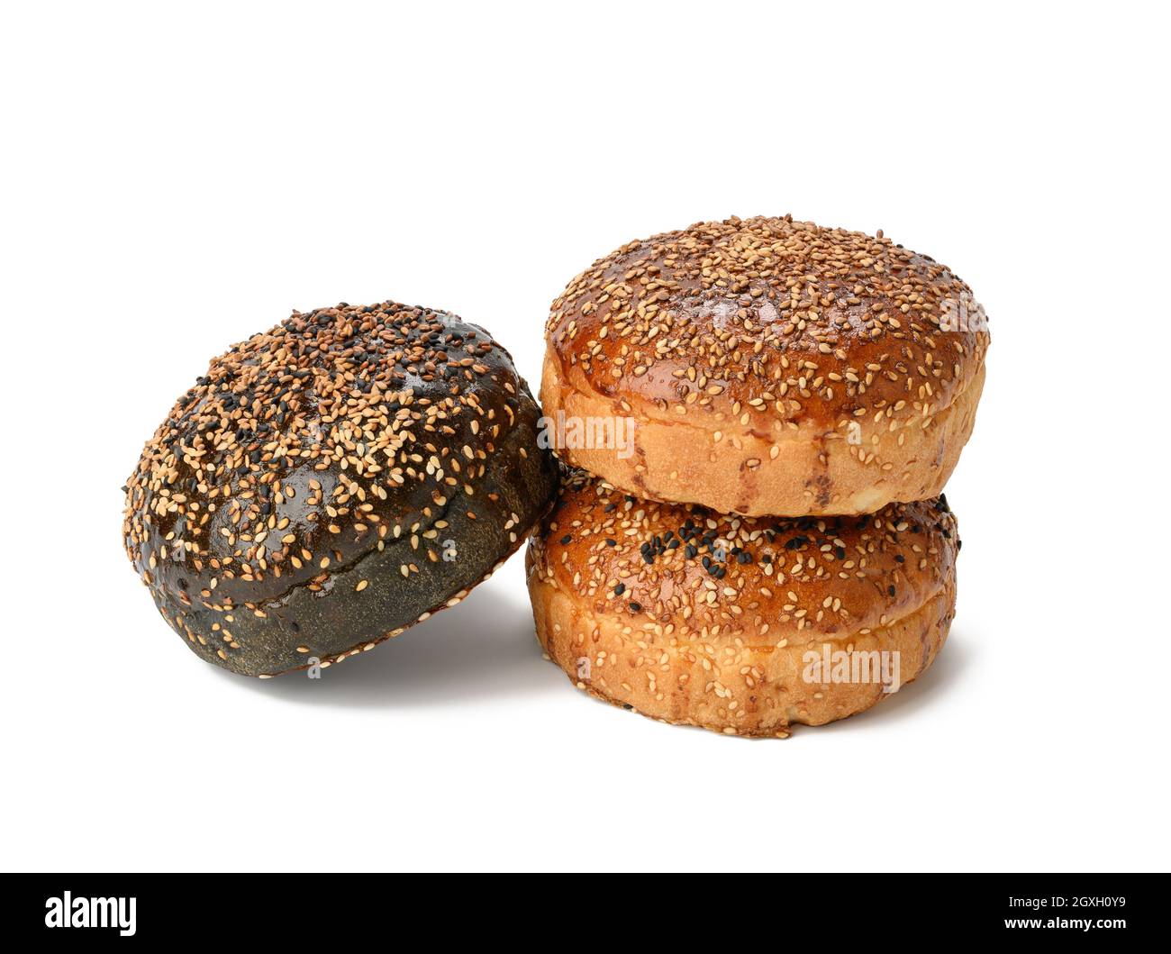 Gebackene Sesambrötchen isoliert auf weißem Hintergrund, Hamburger Brot Stockfoto