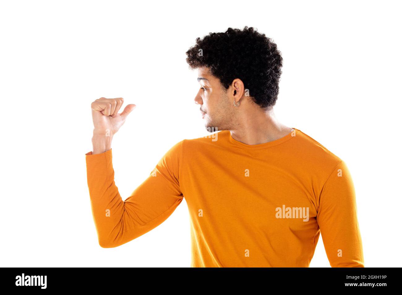 Junger afroamerikanischer Schwarzer fühlt sich glücklich, zufrieden und kraftvoll, biegsam fit und muskulösen Bizeps, suchen stark nach der Turnhalle gegen isoliert Stockfoto