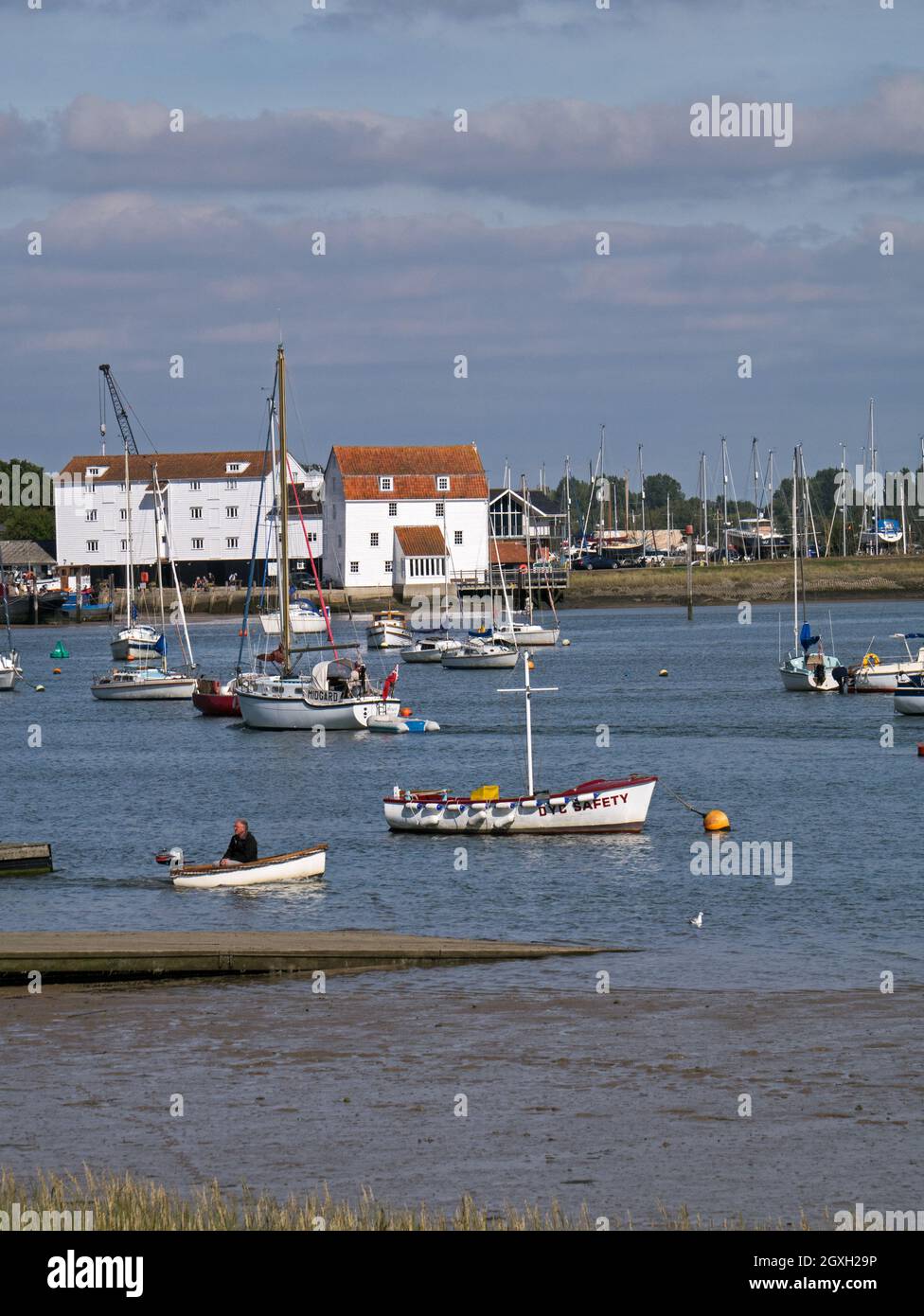 Woodbridge am Fluss Deben mit seiner Gezeitenmühle und der Bootshafen, Woodbridge, Suffolk, England, Großbritannien Stockfoto