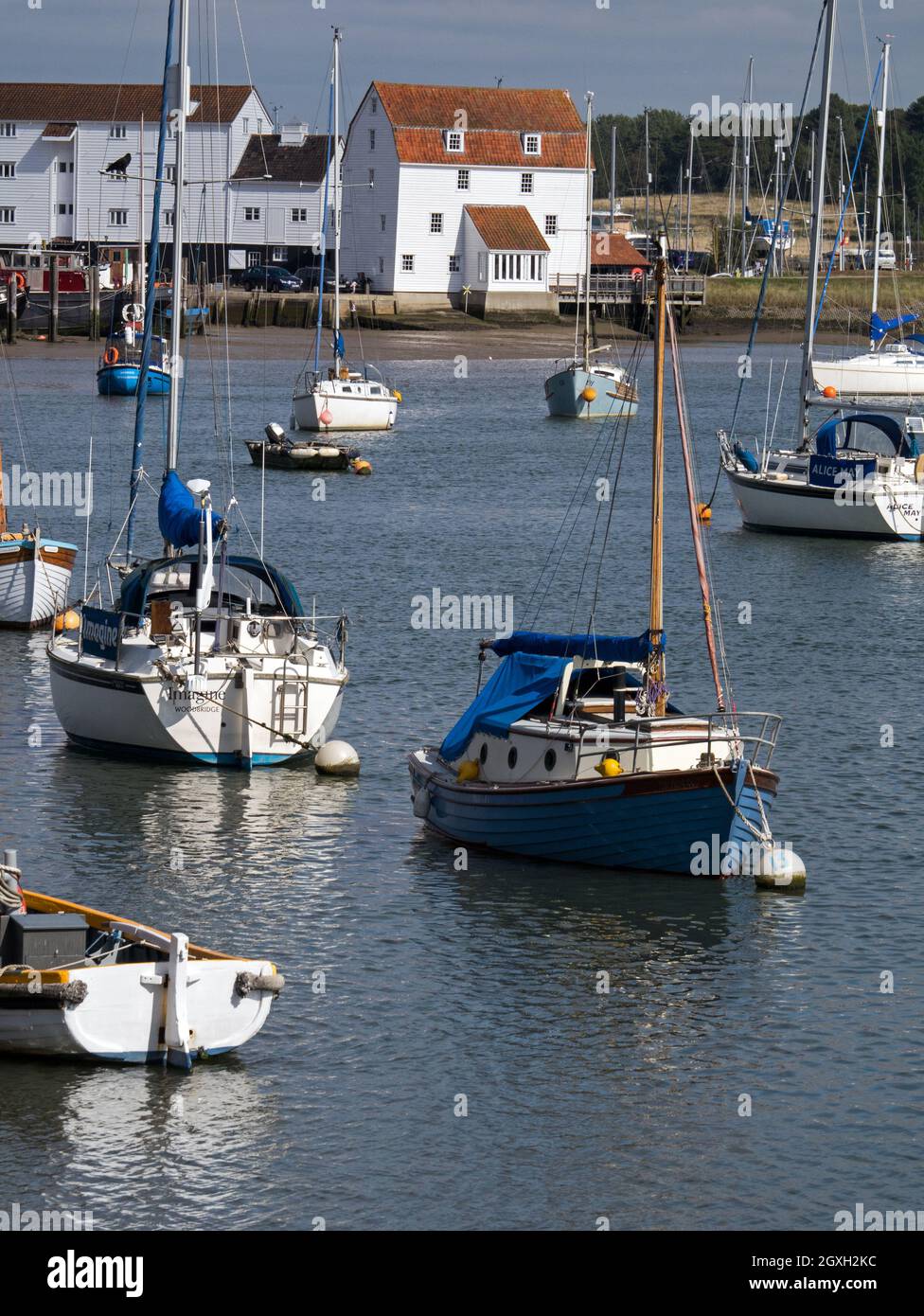 Woodbridge am Fluss Deben mit seiner Gezeitenmühle und der Bootshafen, Woodbridge, Suffolk, England, Großbritannien Stockfoto