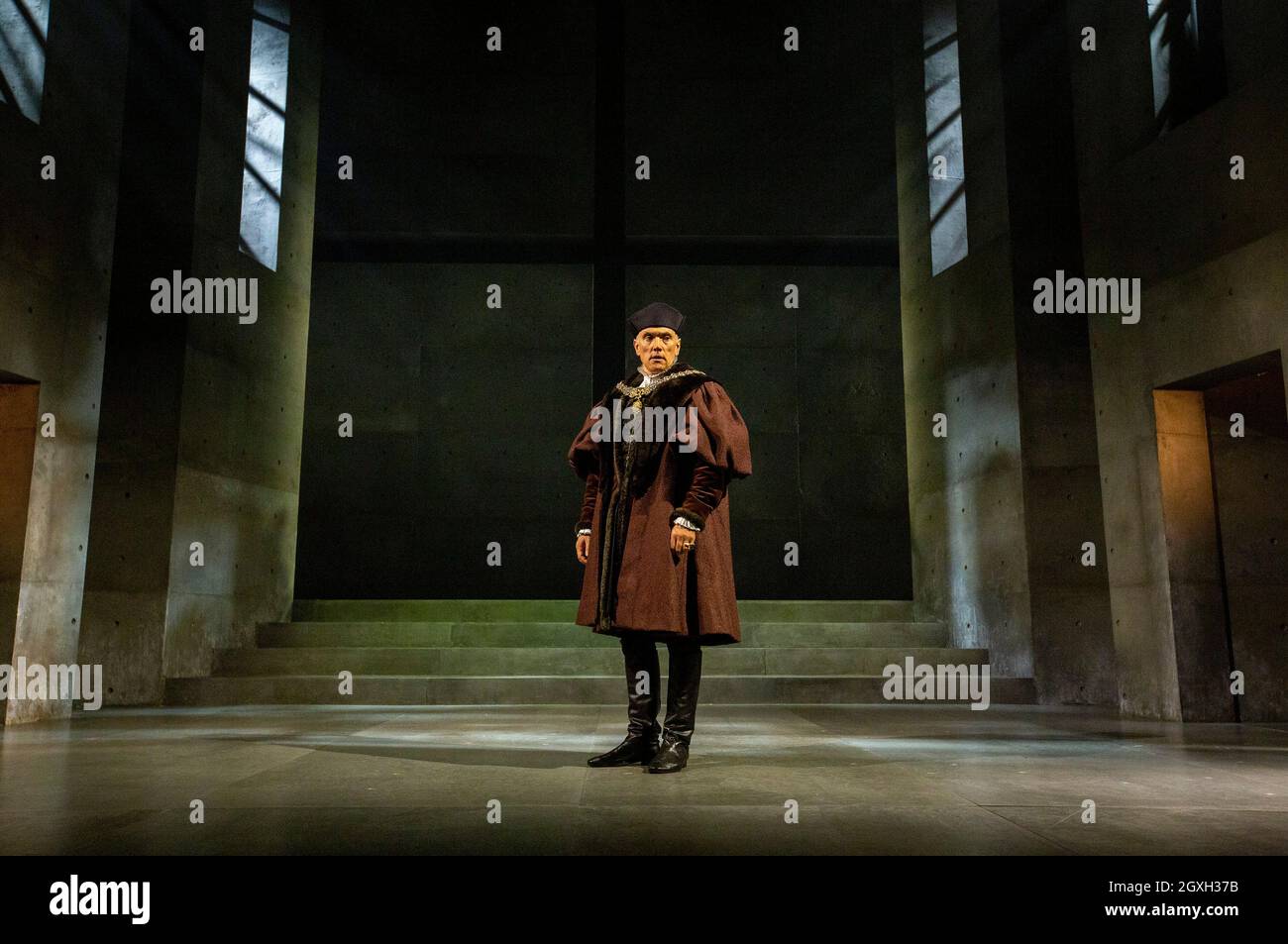 Ben Miles (Thomas Cromwell) im SPIEGEL UND IM LICHT des Gielgud Theatre, London W1 06/10/2021 nach ihrem Roman von Hilary Mantel & Ben Miles Musik: Stephen Warbeck Design: Christopher Oram Beleuchtung: Jessica Hung Han Yun Bewegung: Emily Jane Boyle Kämpfe: Rachid Sabitri Regie: Jeremy Herrin Stockfoto