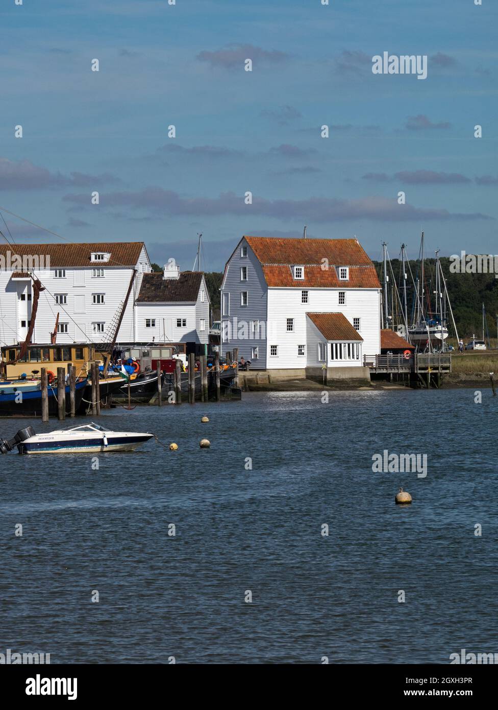 Woodbridge auf dem Fluss Deben mit seiner Gezeitenmühle und der Bootshafen, Woodbridge, Suffolk, England, Großbritannien, Stockfoto