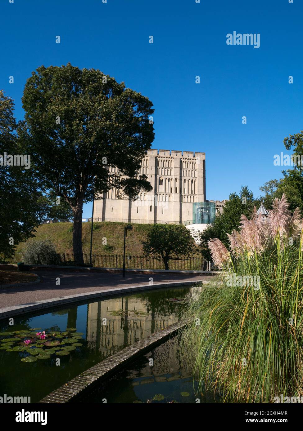 Norwich Castle Gardens, mit dem Schloss über dem Wasser, Norwich, Norfolk, England, Großbritannien, Stockfoto