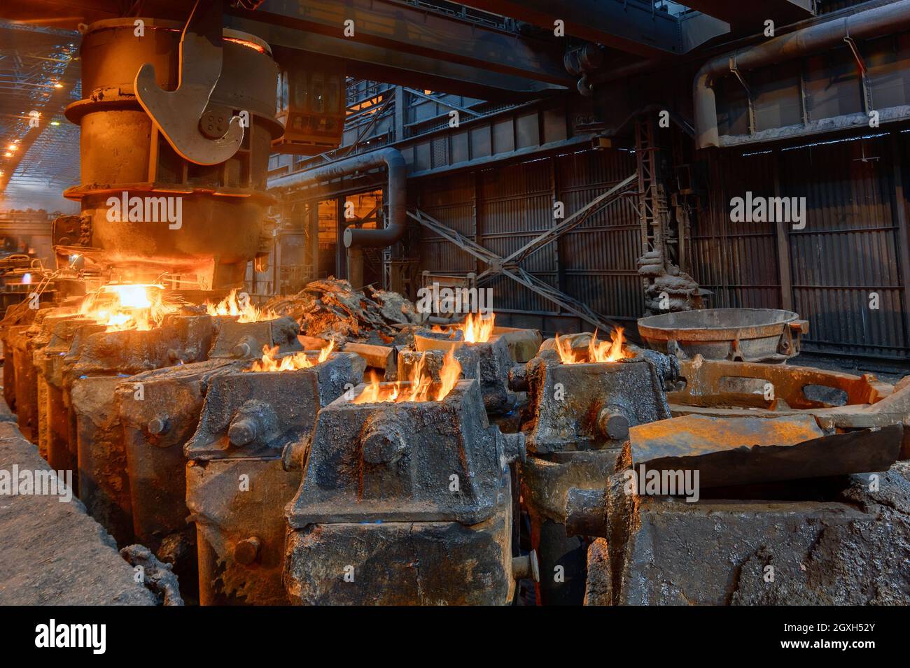 Der Prozess des Abfüllens von flüssigem Metall in Stahlformen Stockfoto