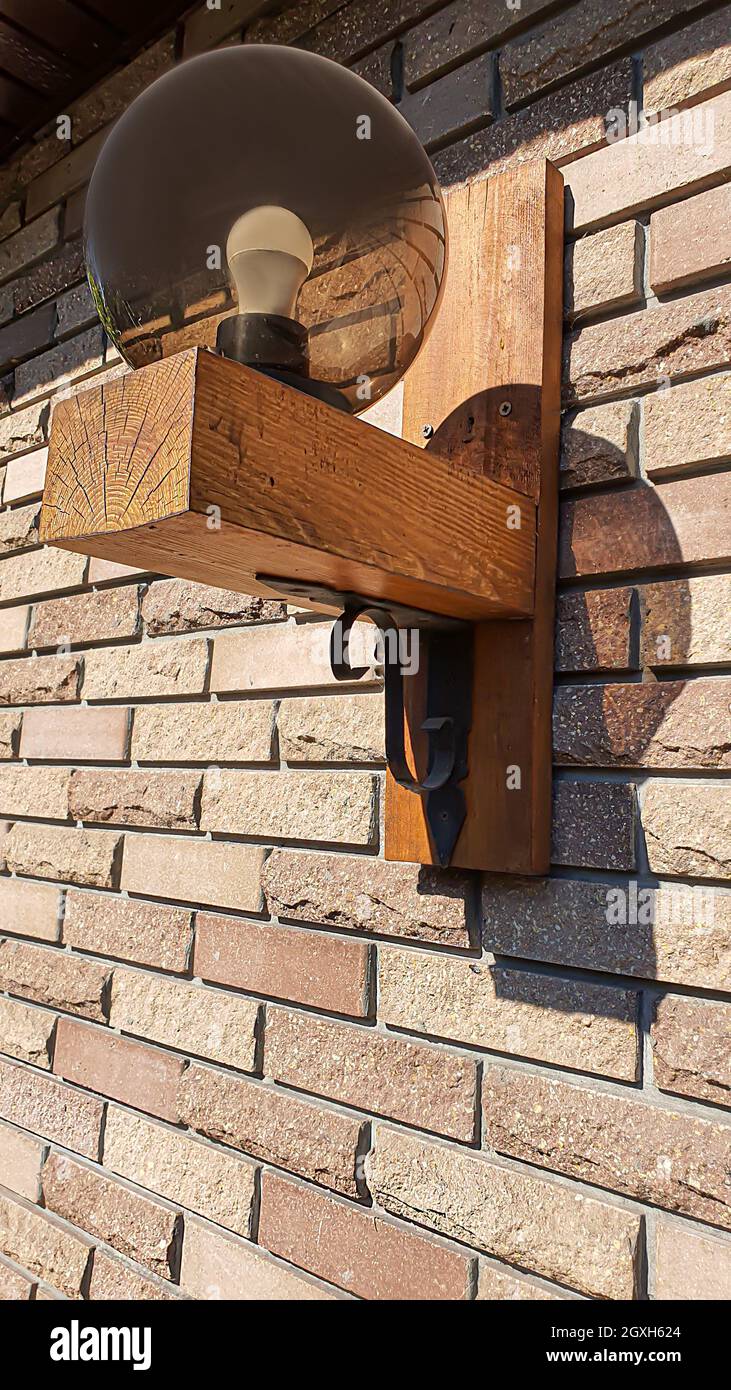 Innenausstattung. Steinoberfläche, Lampe an der Wand. Landesinnere. Speicherplatz kopieren. Stockfoto