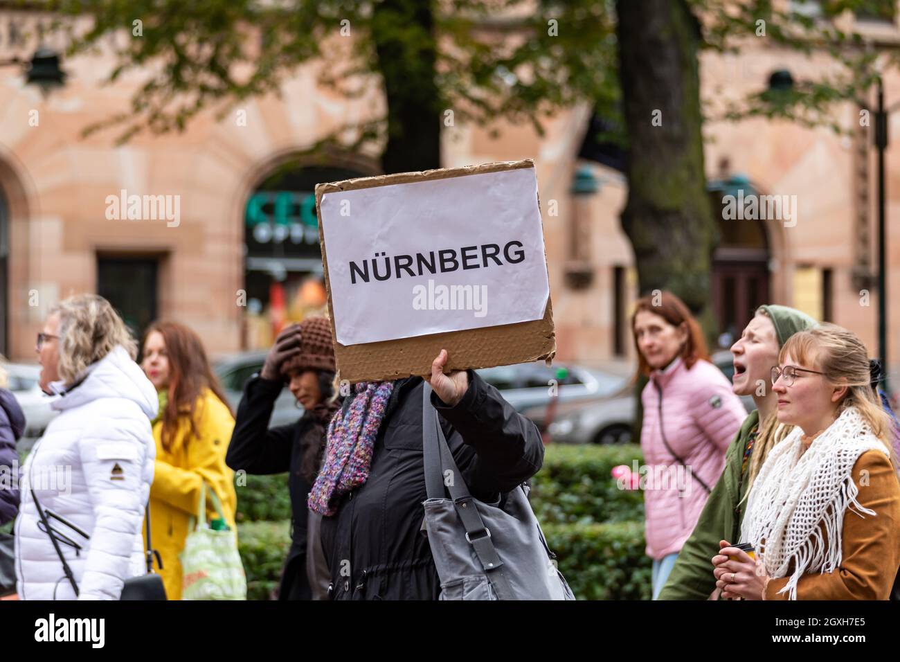 Anti-Impfstoff-Demonstranten marschieren mit verwirrenden Schildern in Esplanade Park, Helsinki, Finnland Stockfoto