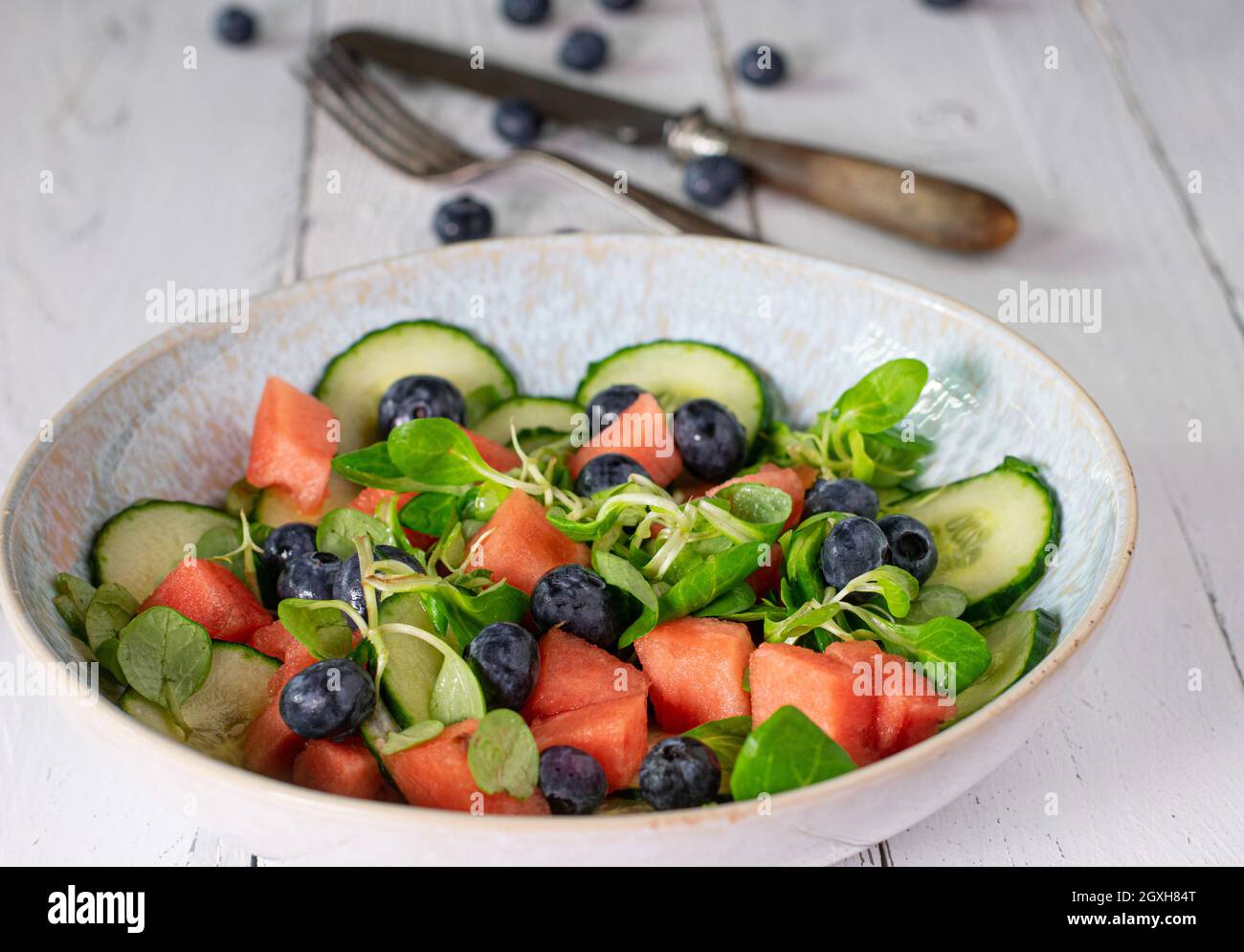 Hausgemachter Salat mit Obst und Gemüse wie Gurke, Wassermelone, Heidelbeeren und Lammsalat, mariniert mit Olivenöl und Apfelessig.´s Stockfoto