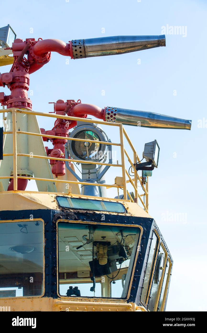 Hydrant auf einem Schiff gegen den blauen Himmel feuern Stockfoto