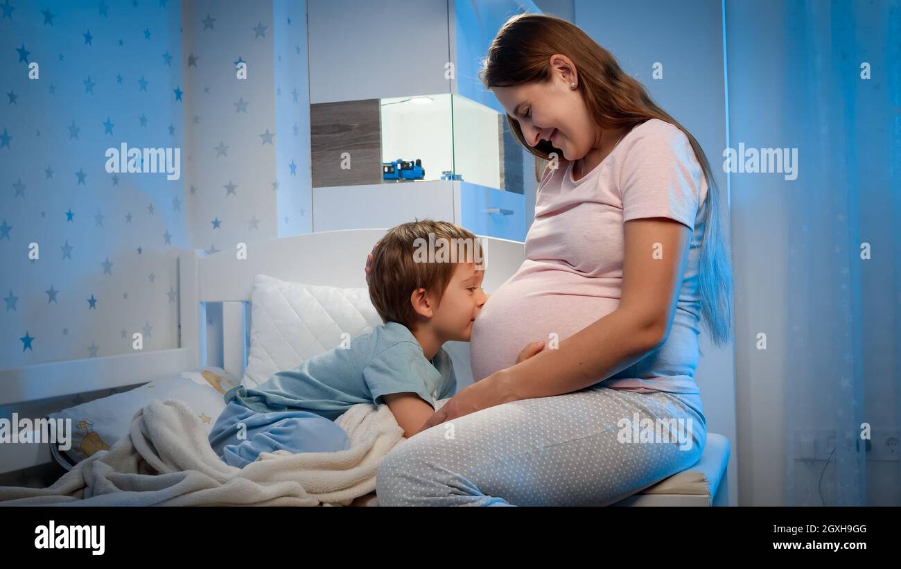 Baby Dreht Sich Nachts Auf Den Bauch Und Weint Lächelnder kleiner Junge, der sich umarmt und mit einem kleinen