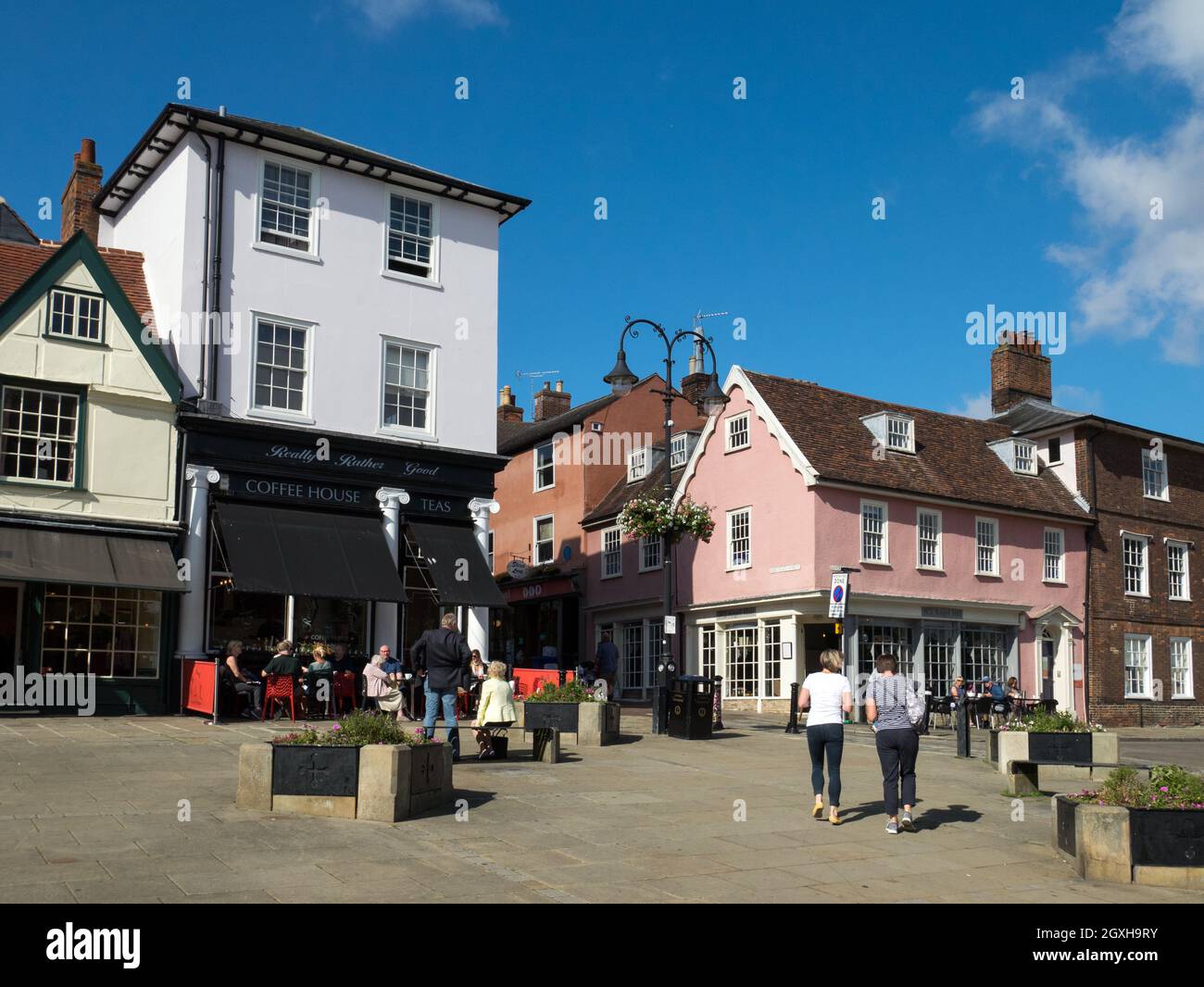 Das mit Angel Hill gepflasterte Gebiet von Bury St. Edmunds mit seinen historischen Gebäuden, Bury St. Edmunds, Suffolk, England, Großbritannien Stockfoto