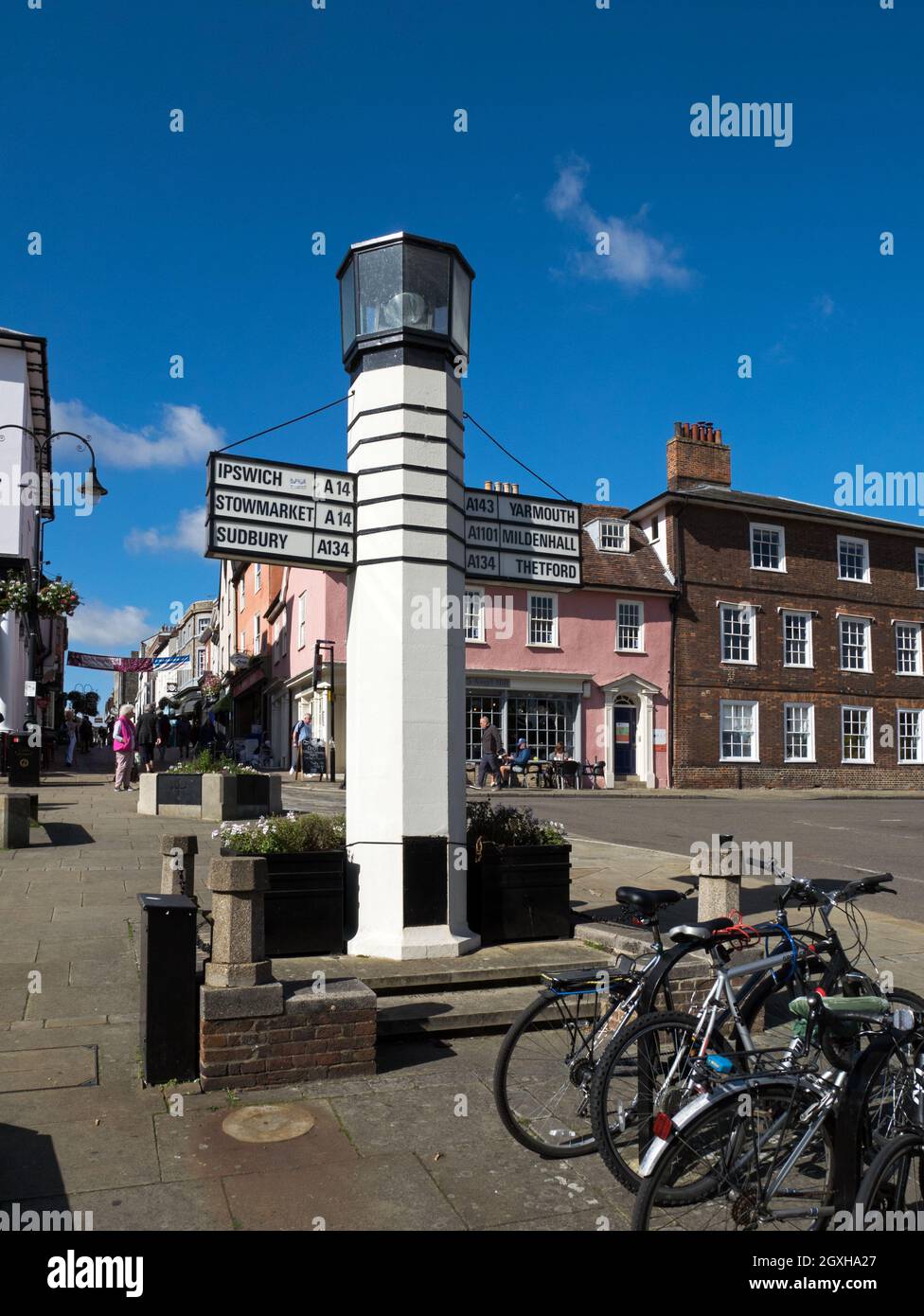 Das Stadtzentrum von Bury St Edmunds mit seinen historischen Gebäuden und der schrulligen Lighthouse-Beschilderung, Bury St Edmunds, Suffolk, England, Großbritannien Stockfoto