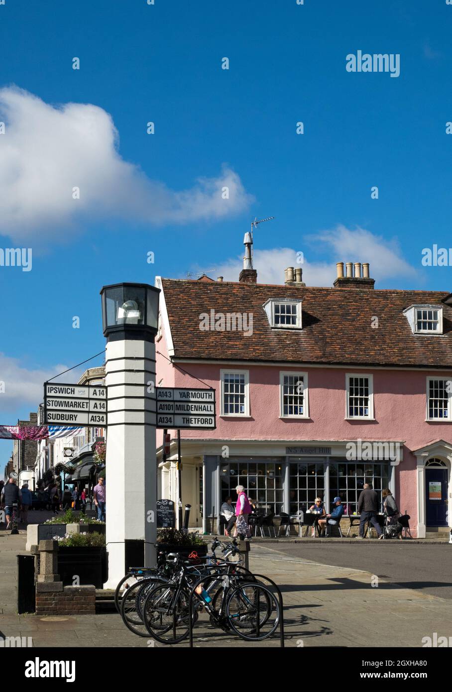 Das Stadtzentrum von Bury St Edmunds mit seinen historischen Gebäuden und der schrulligen Lighthouse-Beschilderung, Bury St Edmunds, Suffolk, England, Großbritannien Stockfoto