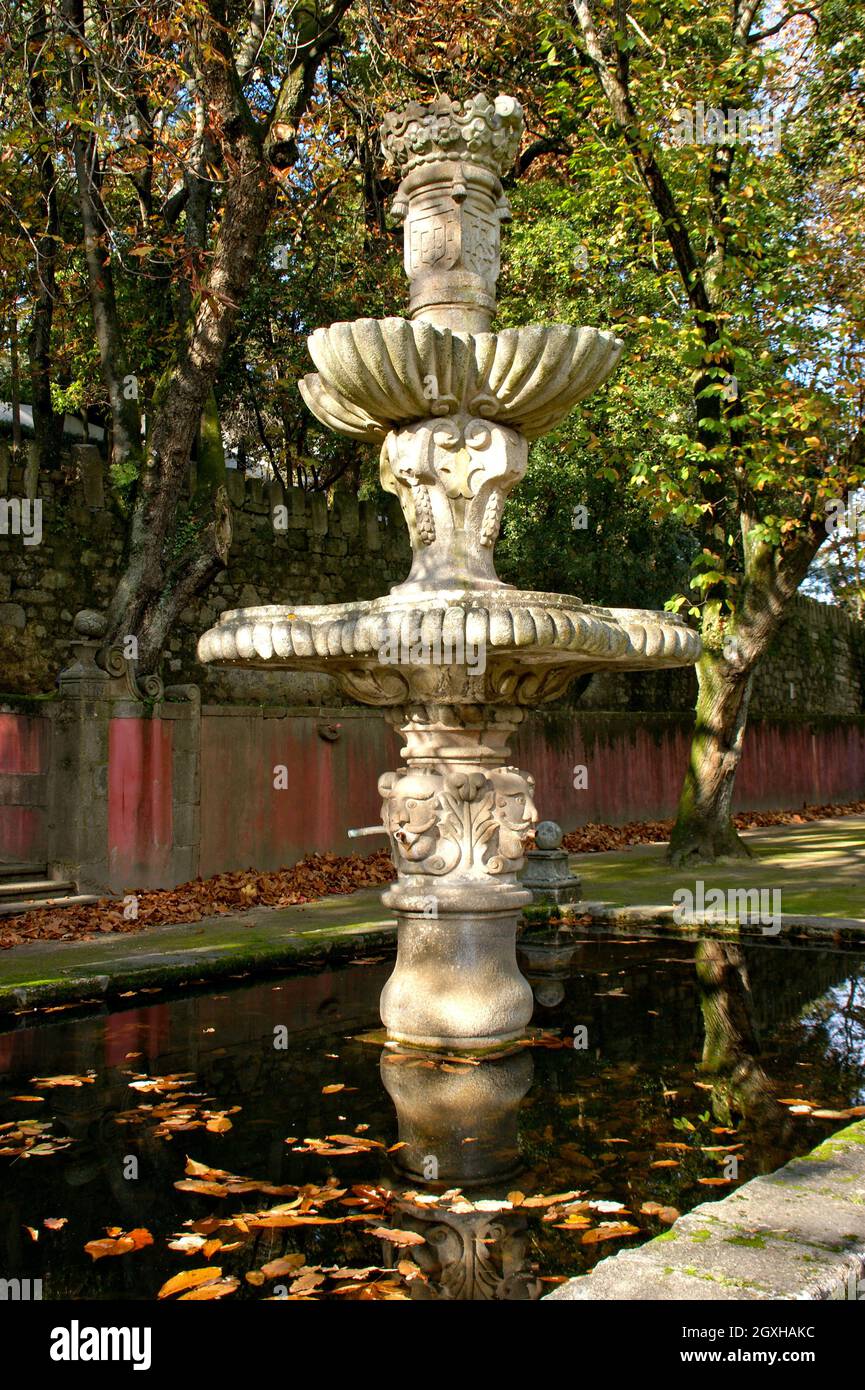 Garten mit Ruinen eines Klosters in Matosinhos, Portugal Stockfoto
