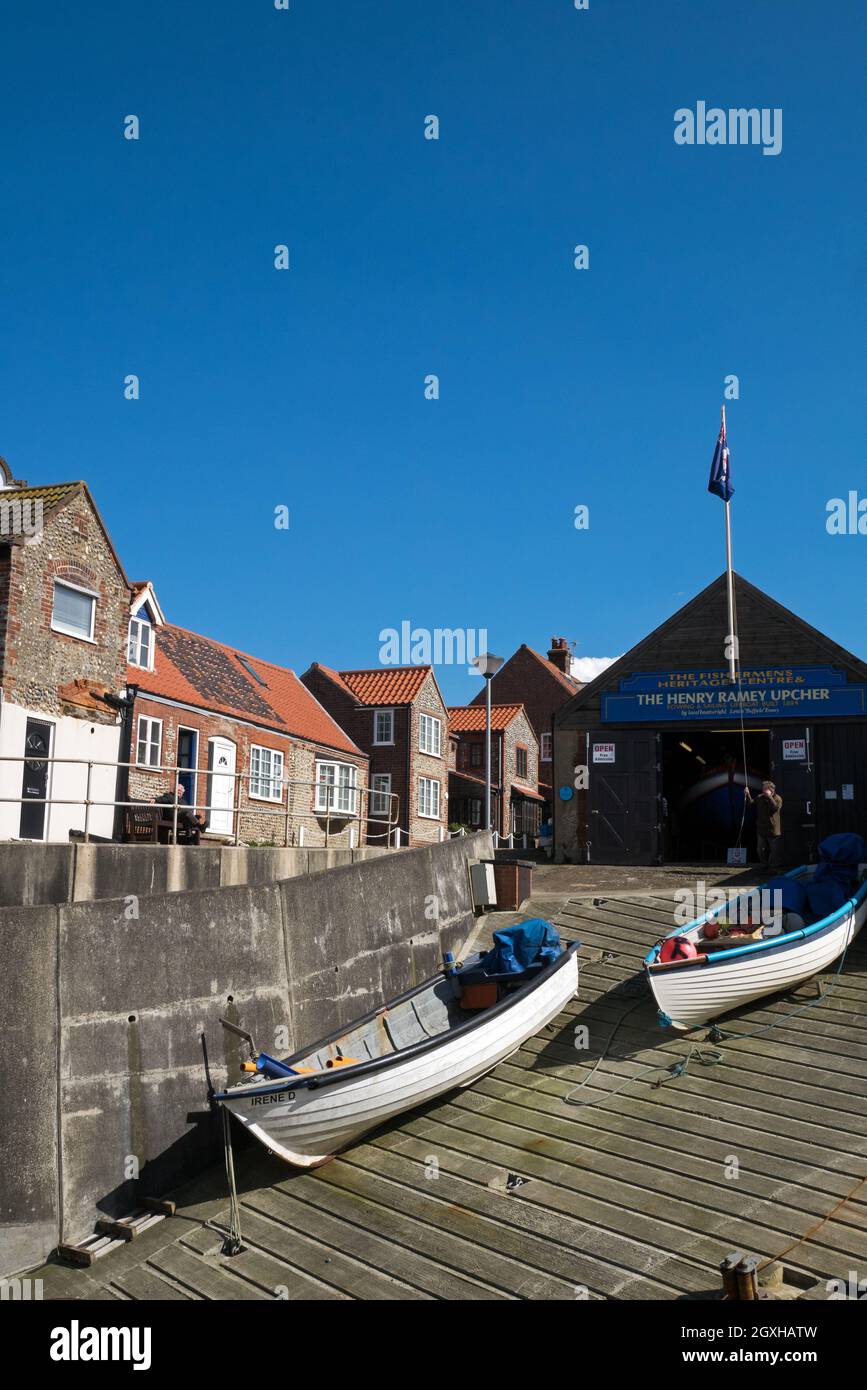 Die North Norfolk Coastal Town of Sheringham mit ihren Fischerbooten, Sheringham, Norfolk, England, Großbritannien Stockfoto