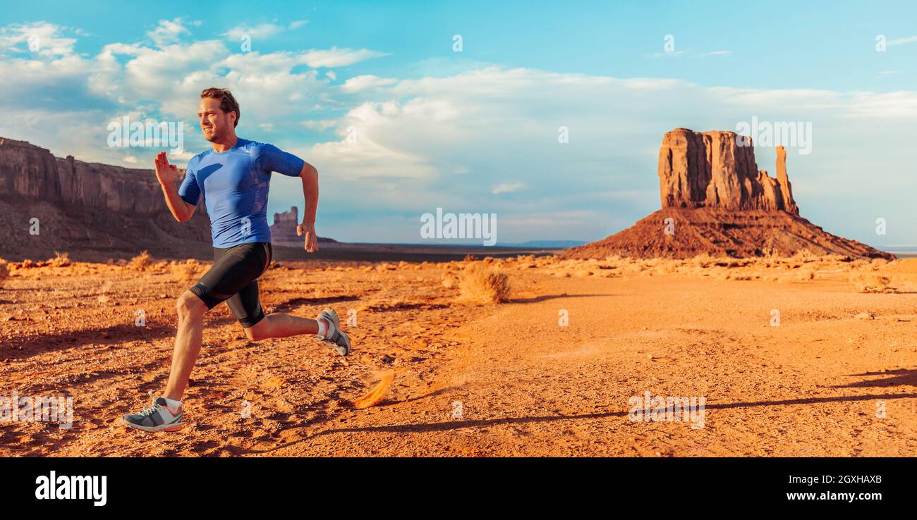 Athlet Läufer Mann läuft durch Wüste Berglandschaft auf Laufstrecke Sprinten im Freien. Monument Valley, USA Banner Panorama. Sporthintergrund Stockfoto