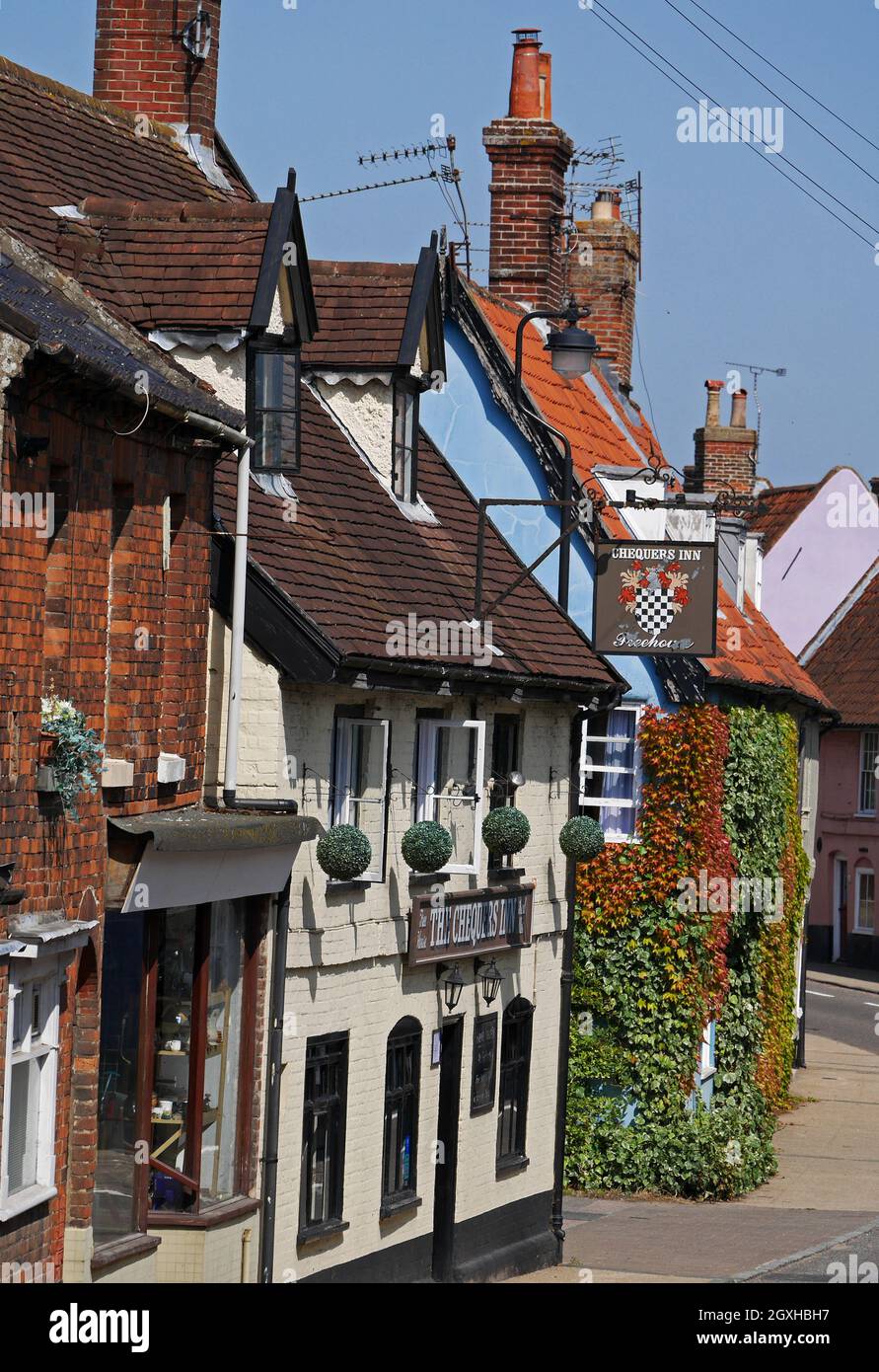 Bridge Street in der historischen Marktstadt Bungay mit ihrem farbenfrohen und malerischen Gebäude, Bungay, Suffolk, England, Großbritannien Stockfoto