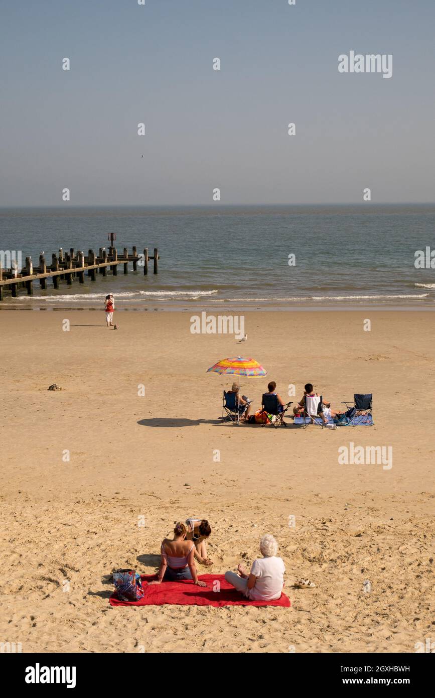 Urlauber & Touristen Sonnenbaden & Entspannen am Golden South Beach in Lowerstoft, Suffolk, England, Großbritannien Stockfoto