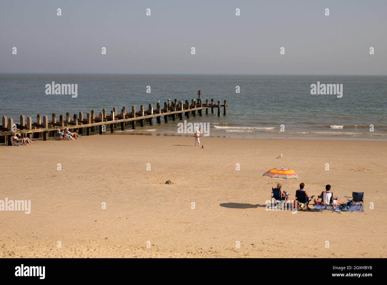 Urlauber & Touristen Sonnenbaden & Entspannen am Golden South Beach in Lowerstoft, Suffolk, England, Großbritannien Stockfoto