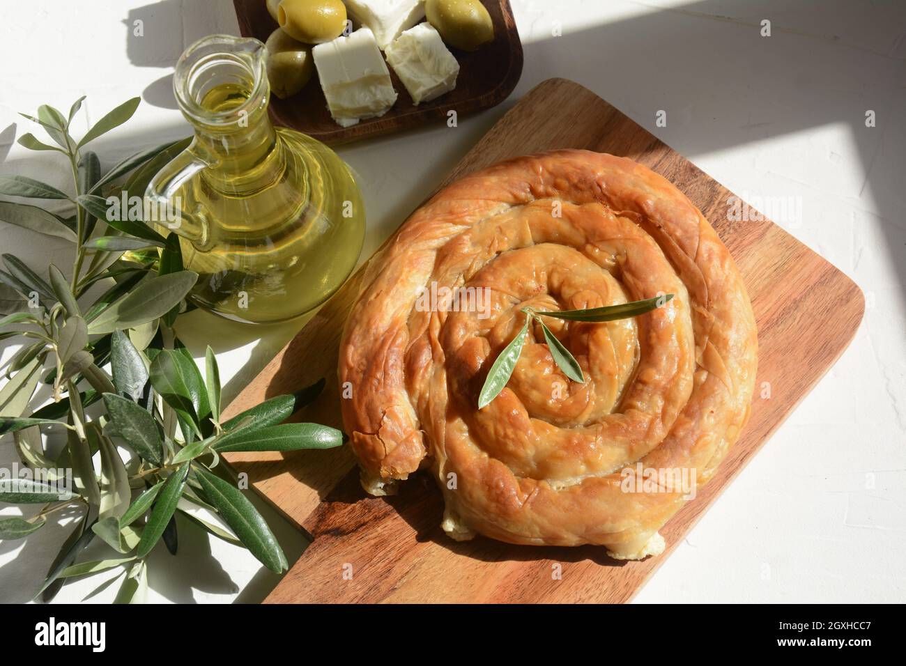 Griechischer Spanakopita oder Spiralkuchen aus Phyllo-Teig, Spinat ...