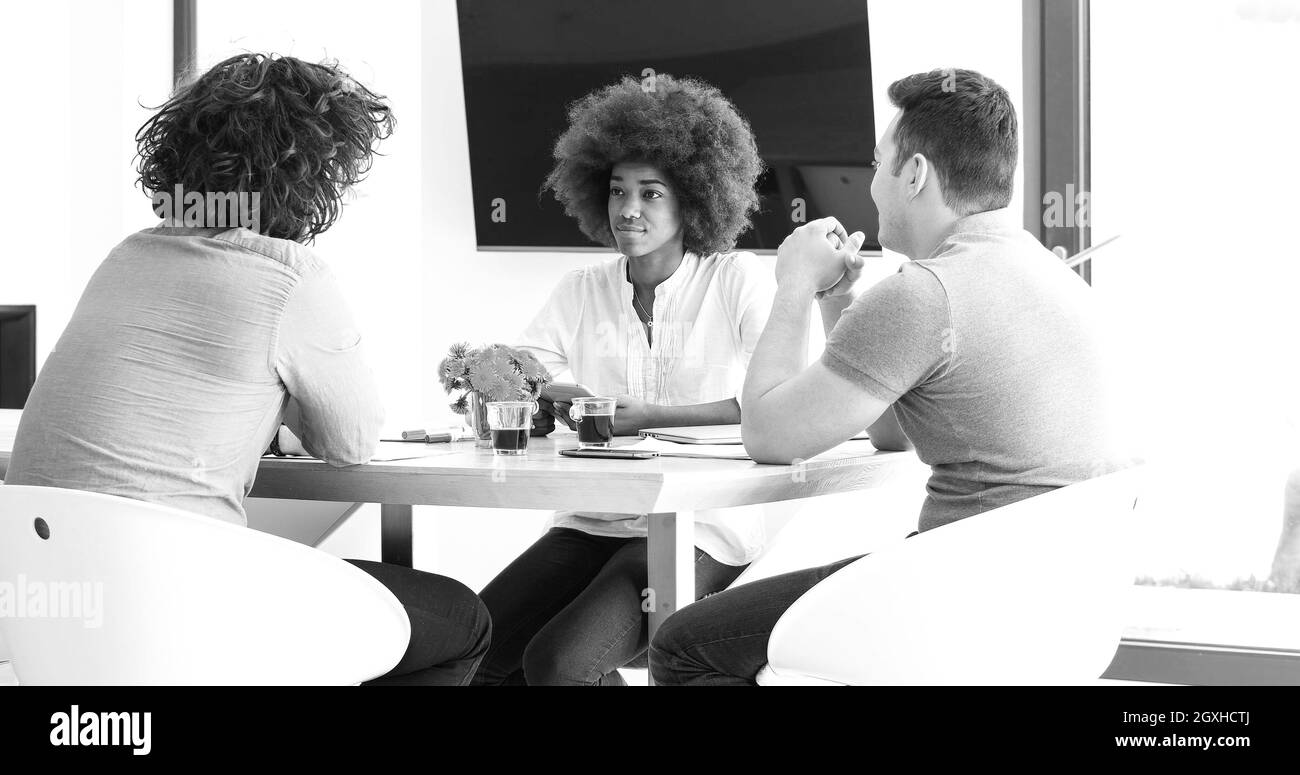 Multiethnischen startup Business Team auf Treffen in modernen hellen Büro innen Brainstorming, Arbeiten, die auf Notebook- und Tablet-PC Stockfoto
